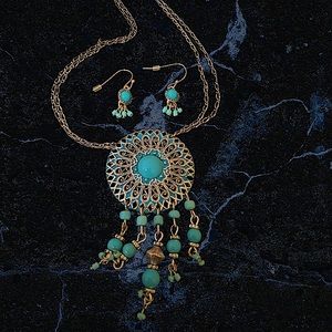 Teal adjustable teal necklace and stud earrings